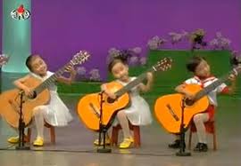 niños koreanos tocando guitarra